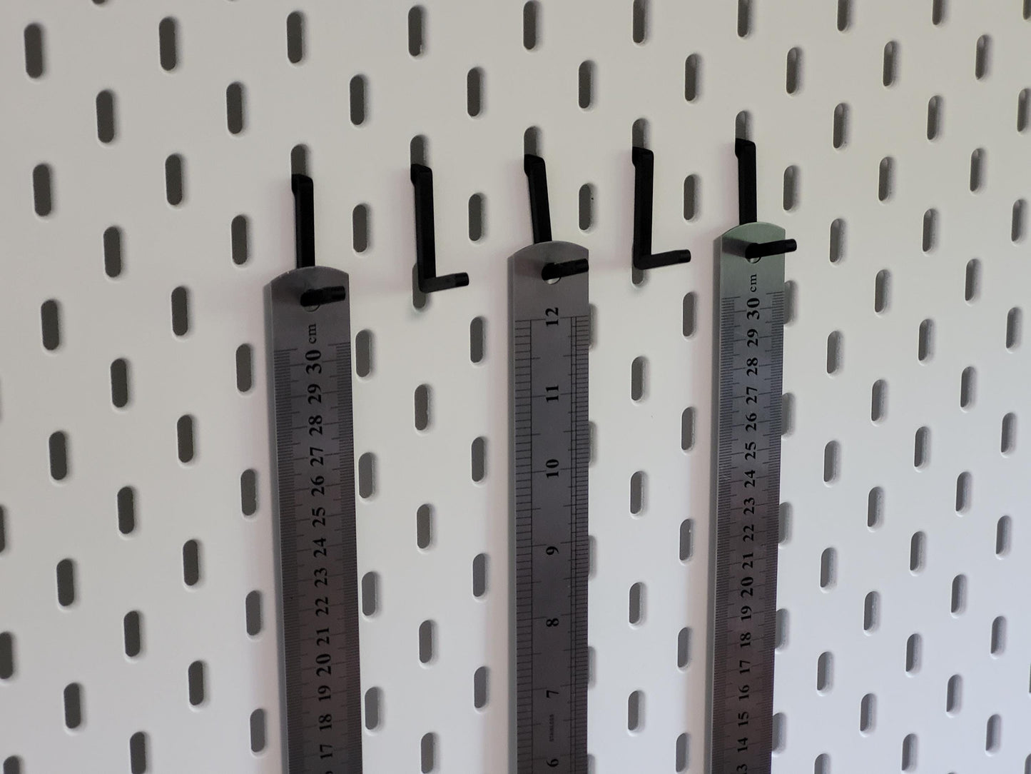 Pegboard Hook Set for IKEA Skadis – Set of 5 Angled Peg Mounts for Tools, Rulers & Accessories – Strong, Secure Fit