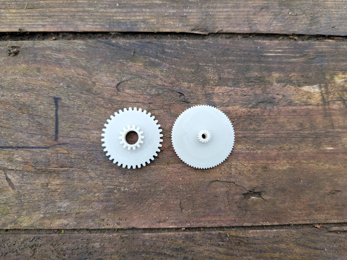 Replacement gear set for teac vrds 7 cd reader (2-17) 2-STEP GEAR 5801571100 (3-8) GEAR (B) 5801568801