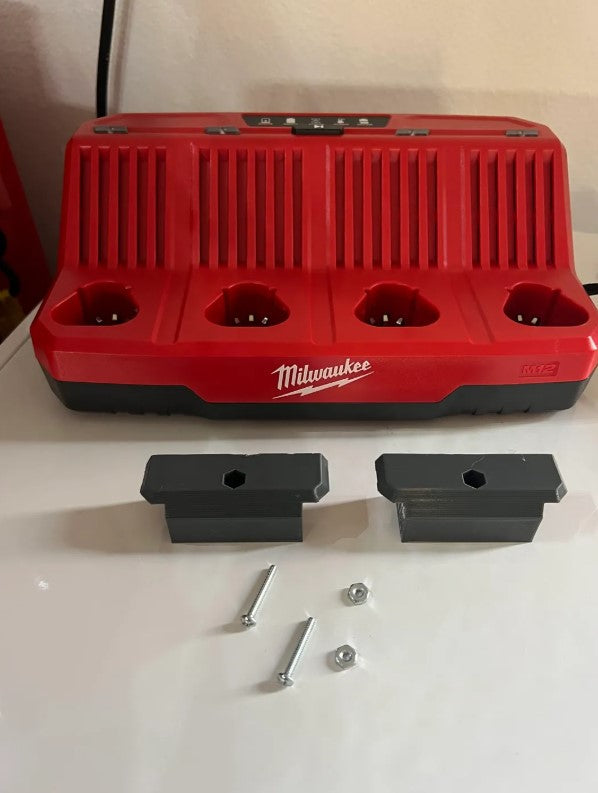 Wieszaki Milwaukee Packout – uchwyt ścienny z gniazdem na akcesoria (system organizacji warsztatu)